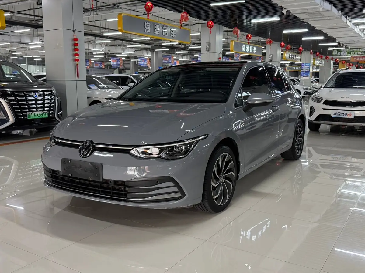 Volkswagen Golf 2023 модельного года, 280 Pro, с опциональными электроприводом сидений, памятью сидений, контурной подсветкой салона