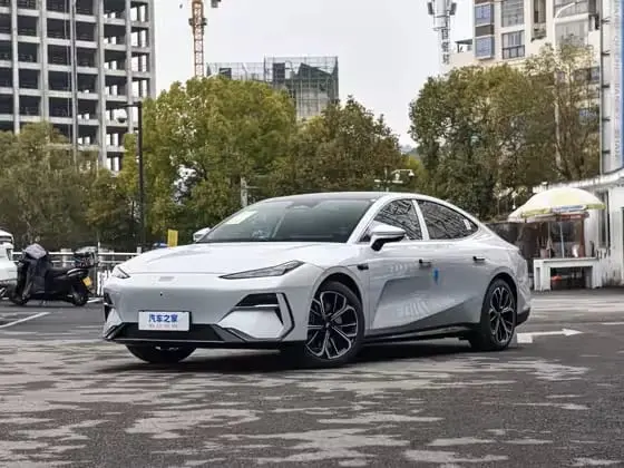 Geely Galaxy E8 2025 700km Юаньхан Пилот