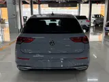 Volkswagen Golf 2023 модельного года, 280 Pro, с опциональными электроприводом сидений, памятью сидений, контурной подсветкой салона 9