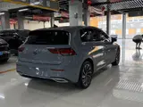 Volkswagen Golf 2023 модельного года, 280 Pro, с опциональными электроприводом сидений, памятью сидений, контурной подсветкой салона 7