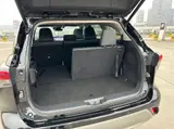 Toyota Highlander, 2024 модельный год, интеллектуальный гибрид 2.5L (189 л.с.), автоматическая, полный привод, 7 мест 8
