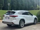 Toyota Highlander, 2022 модельный год, гибрид 2.5L (192 л.с.), автоматическая, полный привод, 7 мест 7