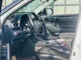 Toyota Highlander, 2023 модельный год, интеллектуальный гибрид 2.5L (189 л.с.), автоматическая, полный привод, 7 мест 10